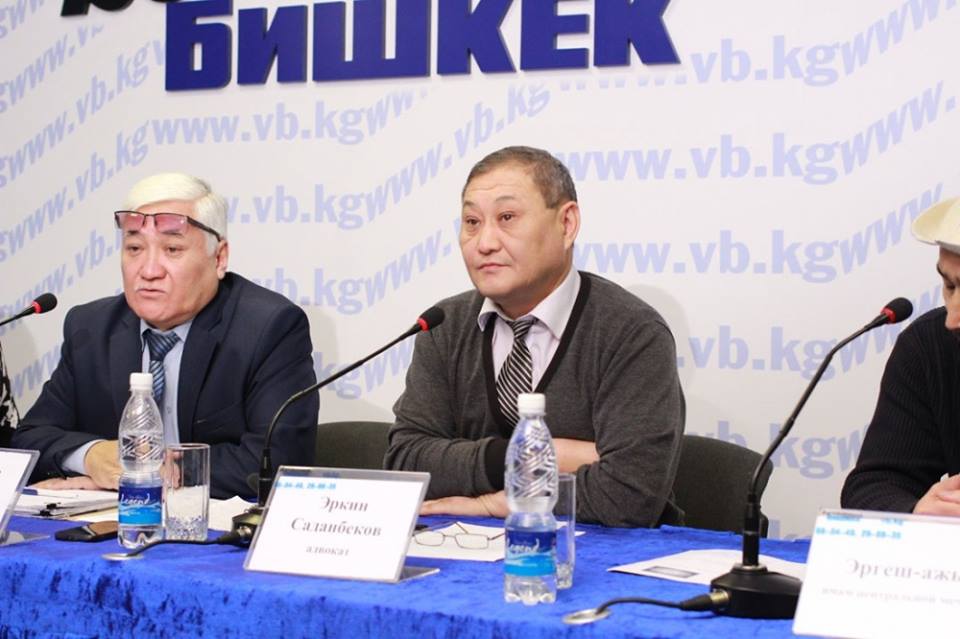 Фото с пресс-конференции по делу Сыдыкова Таайлабека